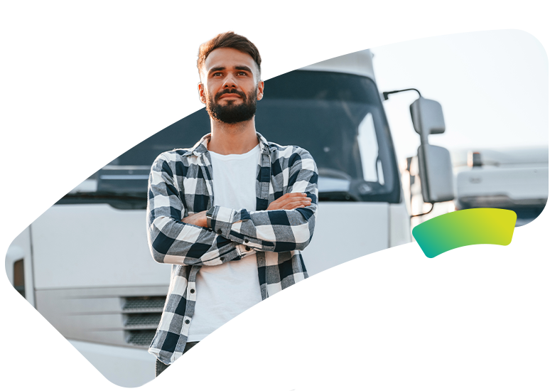 Chauffeur routier devant son véhicule de transport, représentant l'accompagnement d'évole électricité pour la recharge des flottes de camions et utilitaires.